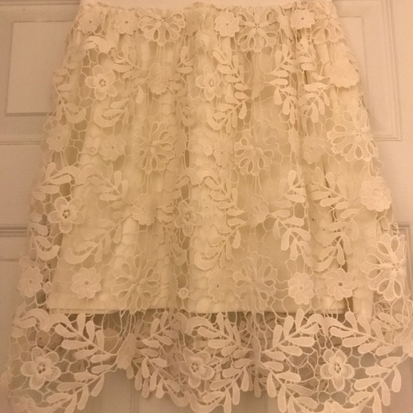 Ivory lace skirt with liner. - Picture 2 of 5